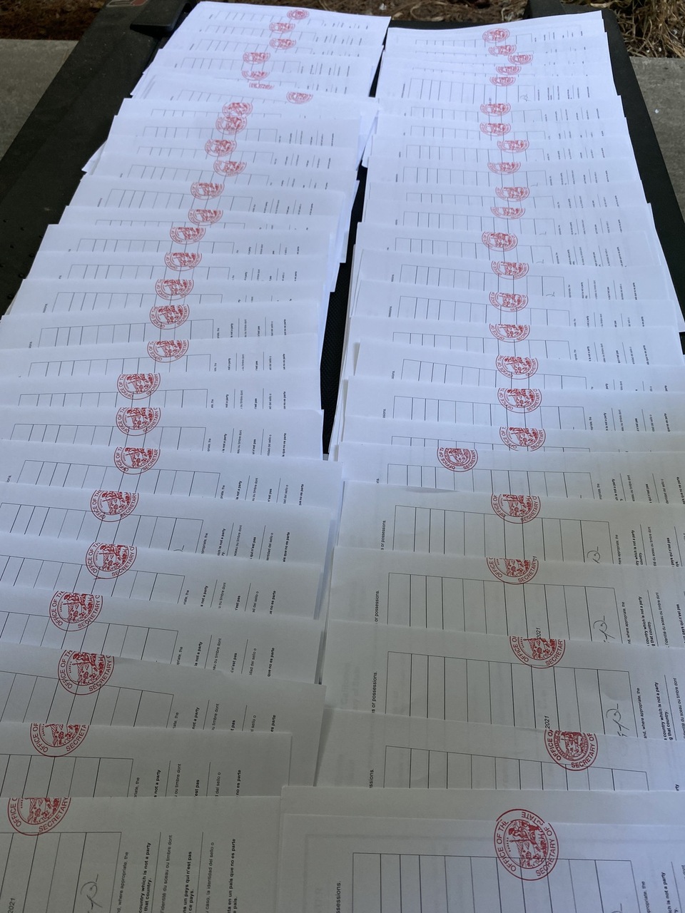 加州州务卿海牙认证文件批量展示，多份文件整齐排列并盖有红色印章