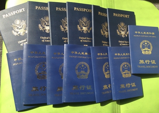 多本美国护照与中华人民共和国旅行证整齐排列展示